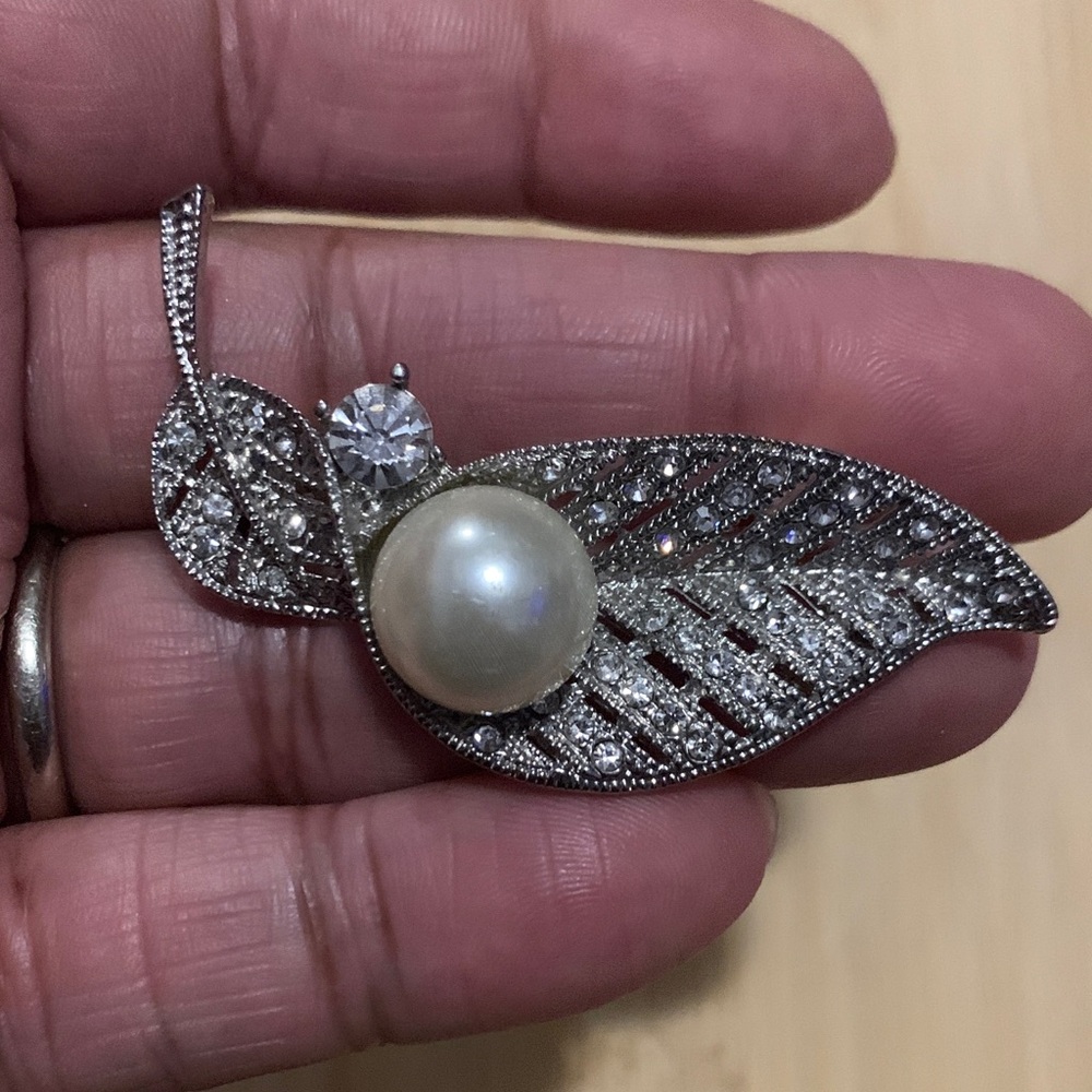 Elegant Silver Sparkly Leaf Pearl Brooch - Picture 4 of 4